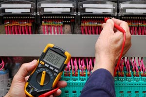 electical-maintenance-metrer-testing